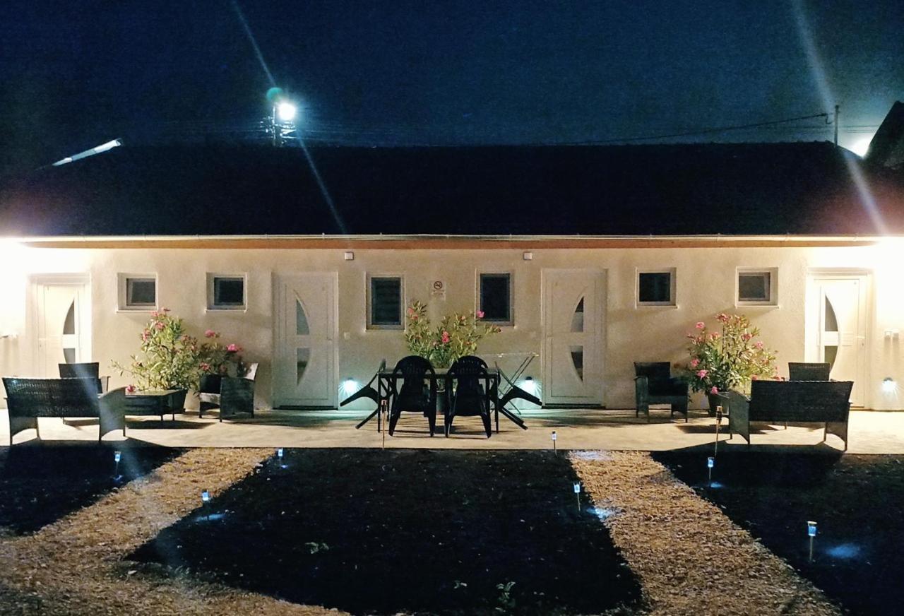 Grafit Apartmanok Hajdúnánás Zewnętrze zdjęcie